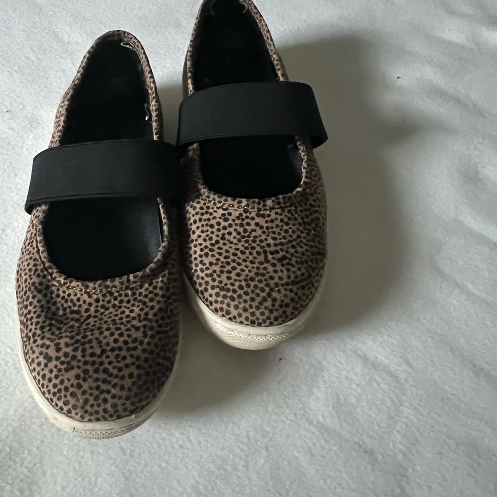 Comfortable Brown and Black Sneakers with Elastic Strap